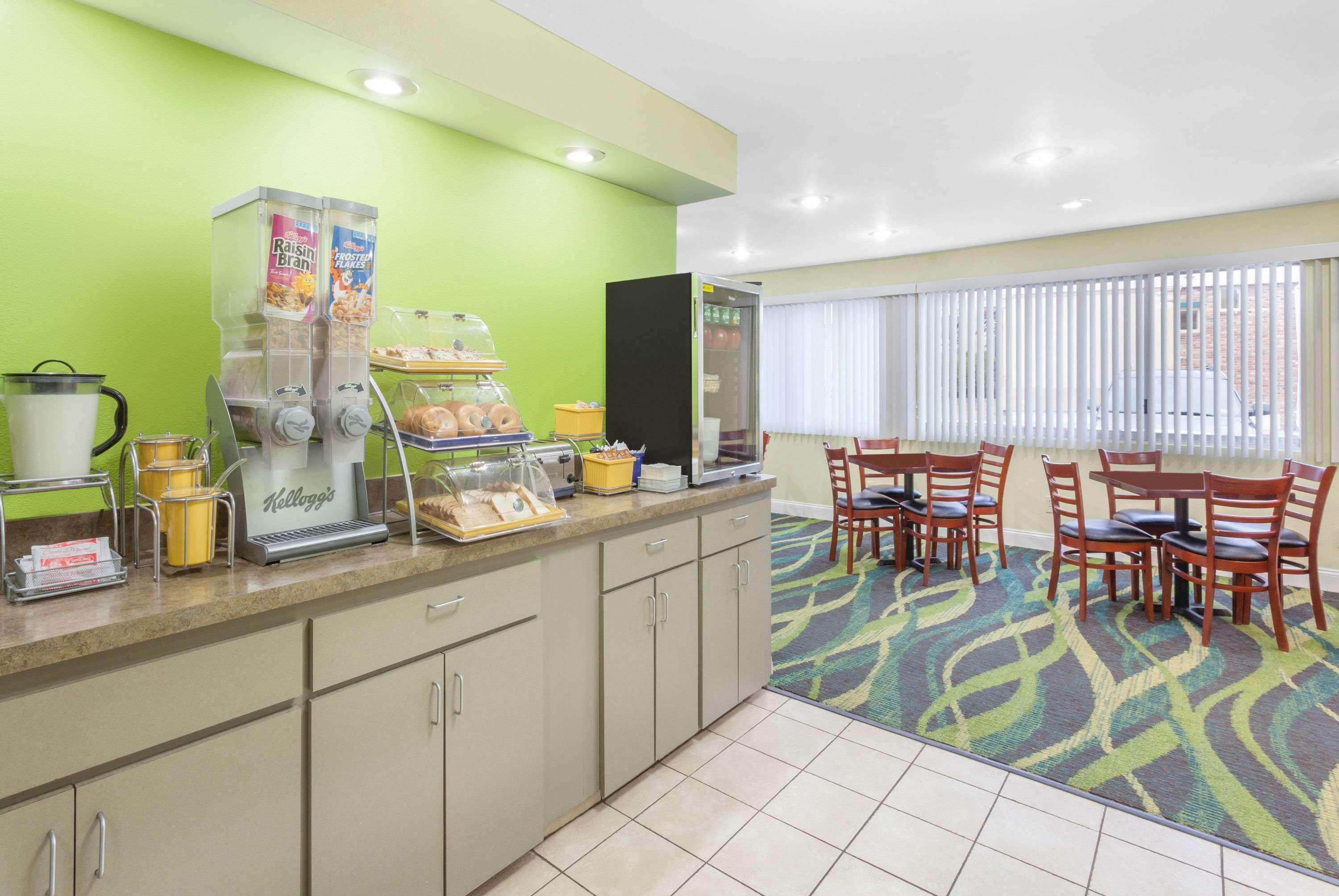 Days Inn By Wyndham Albany Suny Екстер'єр фото