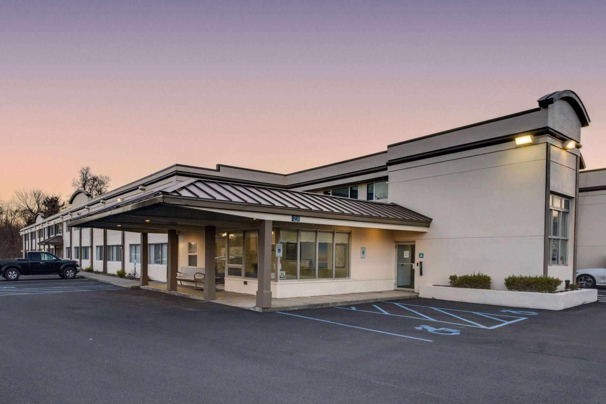 Days Inn By Wyndham Albany Suny Екстер'єр фото